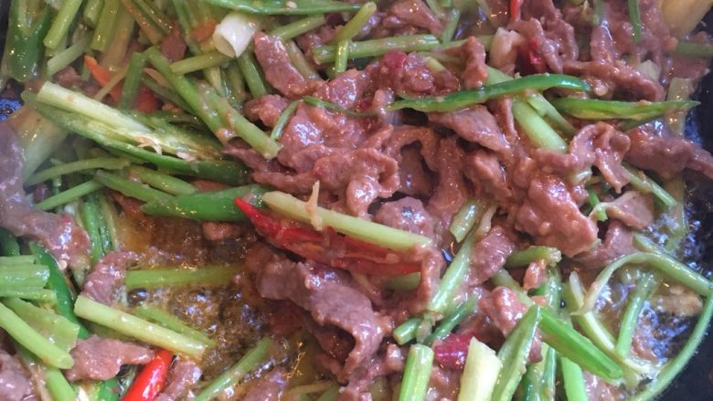 芹菜炒牛肉,锅里油多放点烧热放入牛肉炒至变色，放入姜丝 蒜头翻炒，放入芹菜 辣椒翻炒 (忘记拍照片了，就这样了🙈)