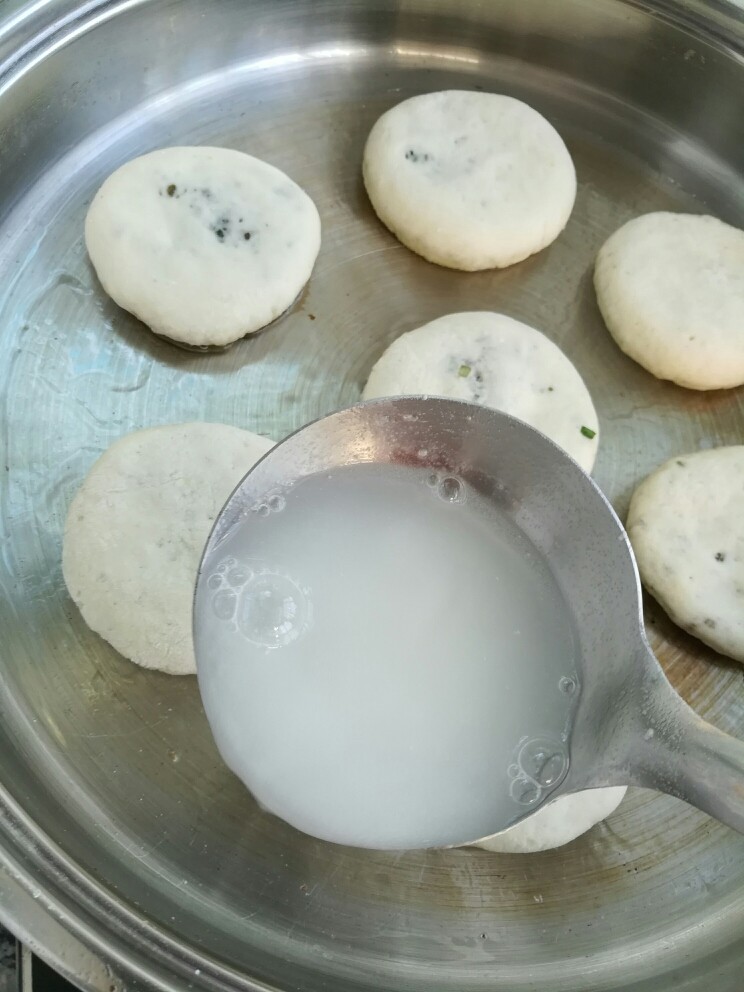 馅饼—外酥内软,倒入电煎锅里(面水稍微能没着馅饼就好)