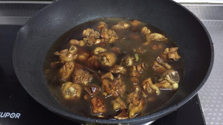 高压锅版香菇鸡,加入开水,与鸡肉齐平即可,不用太多