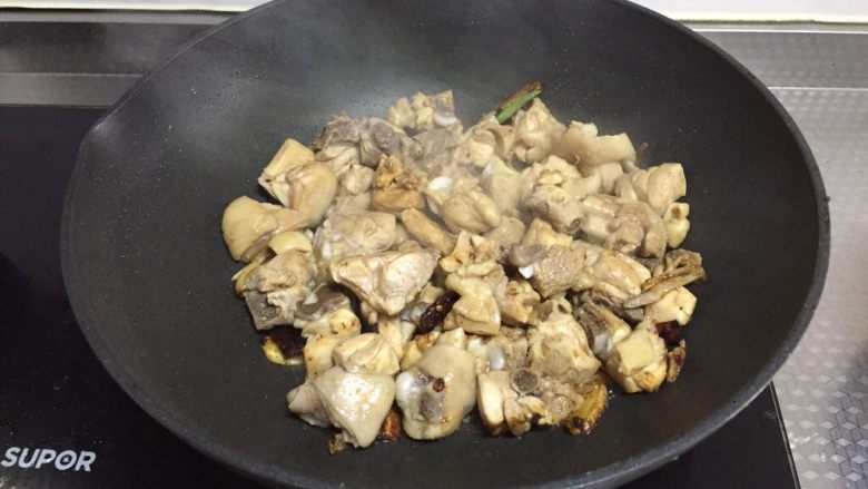 高压锅版香菇鸡,倒入焯好的鸡块翻炒均匀
