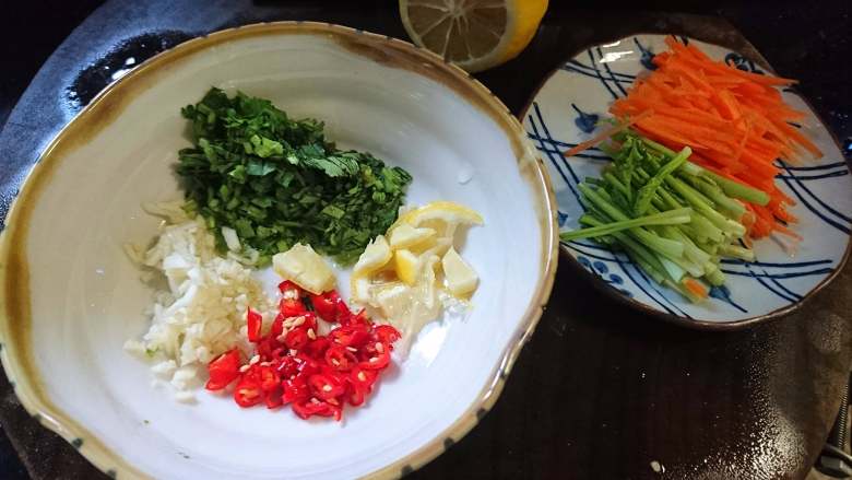 清爽米皮春卷,大蒜子,小米辣,柠檬,香菜叶切碎,香菜梗切段备用