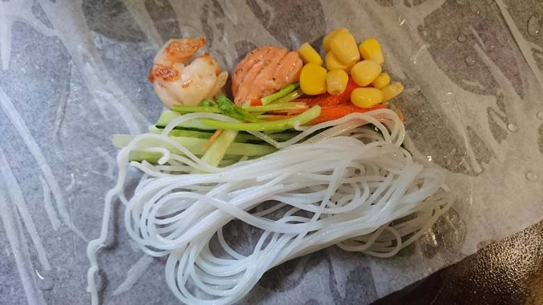 清爽米皮春卷,依次铺上檬粉,黄瓜丝胡萝卜丝香菜梗,三文鱼,虾仁,玉米粒