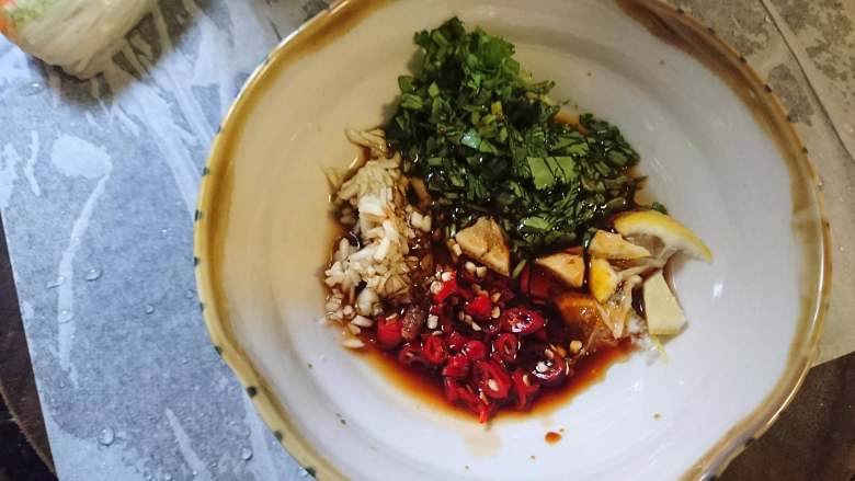 清爽米皮春卷,将配料加入盐,生抽,(少许香油)混合
