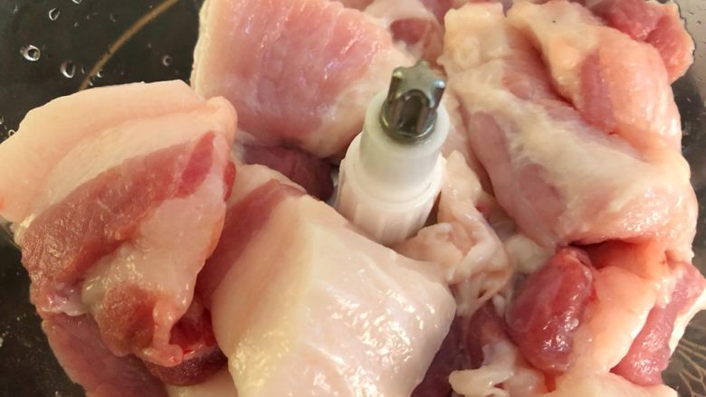 肉包子,五花肉洗净去皮,改刀成小块,放入料理机,打成肉末