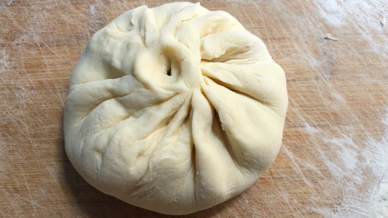 肉包子,放入馅料,包好,包的不好看,将就看哈