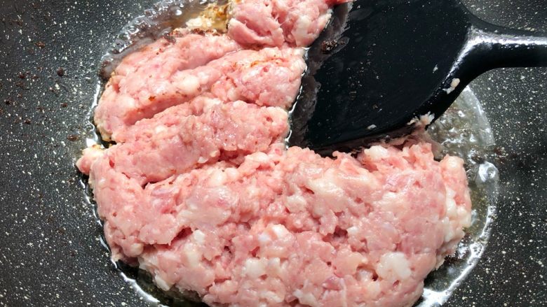 肉包子,倒入肉末翻炒3分钟