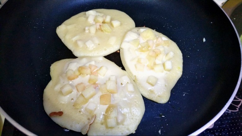 松饼蜜桃派~,等到面糊表面开始凝固了,在上面撒上桃粒。再继续慢慢等。直到表面全部凝固,再慢慢翻过来稍微煎一下就OK啦。