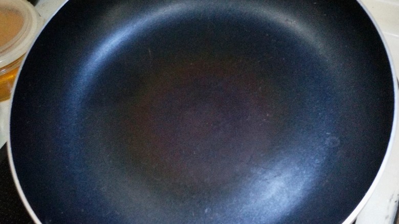 松饼蜜桃派~,准备一好不粘锅,小火热锅。