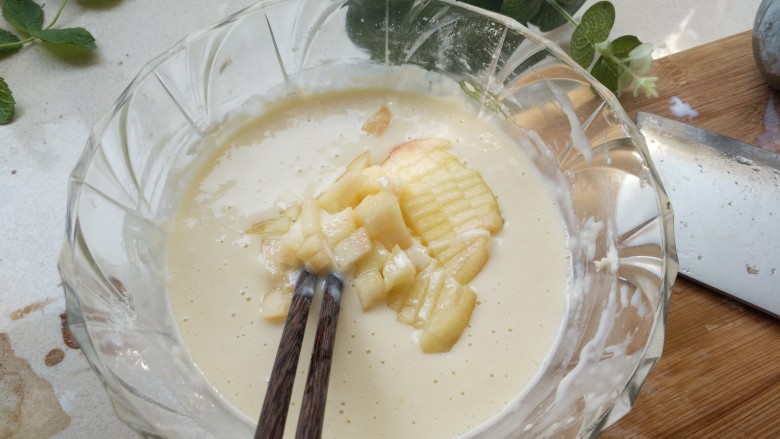 松饼蜜桃派~,一半加入面糊里,搅拌均匀。
