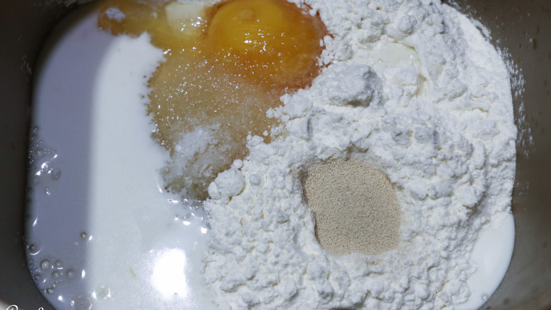 南瓜小餐包,除黄油和杏仁片以外,把食材一同放入东菱面包桶。
