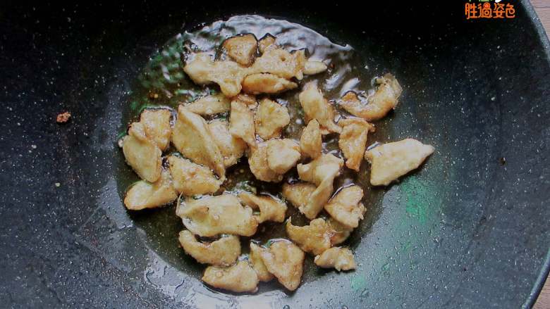 茄汁锅包肉,锅里的油再次烧到8成热,把肉片再次回锅复炸至金黄后捞出沥油