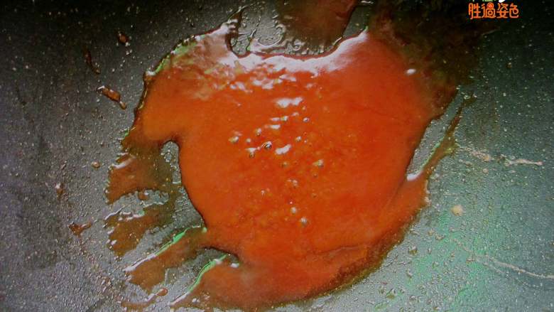 茄汁锅包肉,油至七成熟时下大蒜爆香,加入番茄沙司、糖和盐调成茄汁