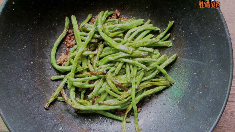 肉沫干煸豆角,加入炸好的豆角炒匀