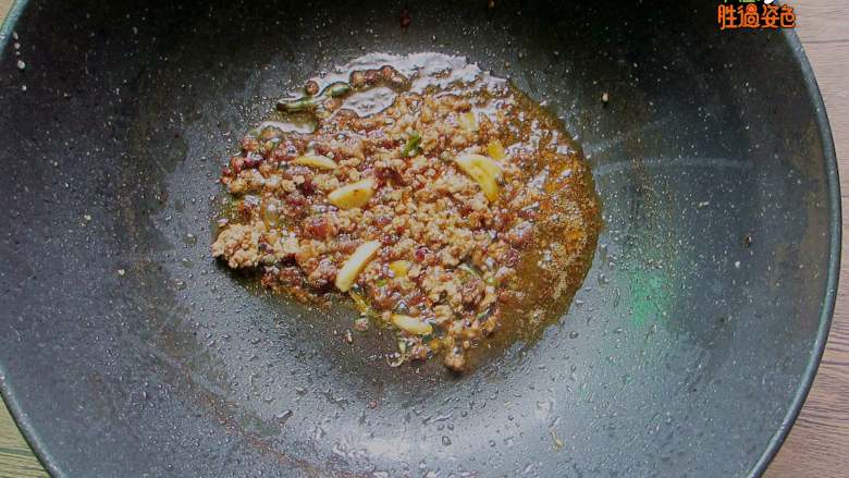 肉沫干煸豆角,锅中留底油15毫升,放入猪肉末炒散。再加入干辣椒、料酒、碎米芽菜、蒜末、姜末,炒至肉末水汽散尽变得干酥