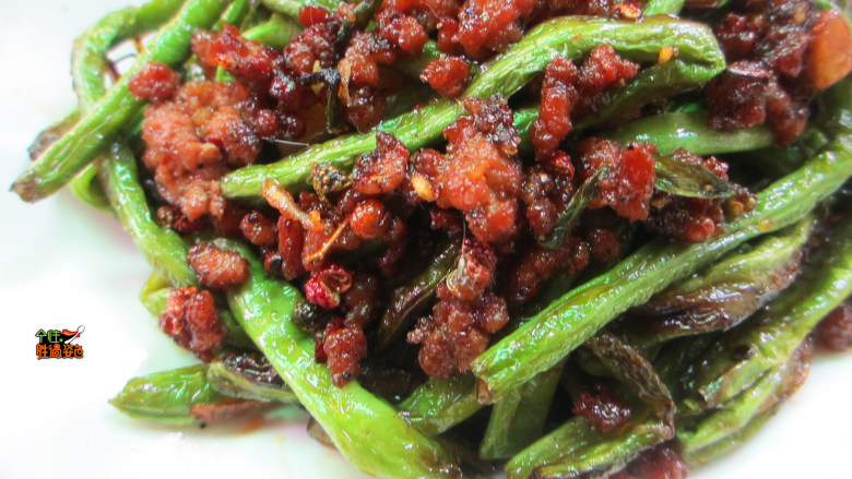 肉沫干煸豆角,用料简单,容易上手,翠绿色的豆角鲜辣脆嫩