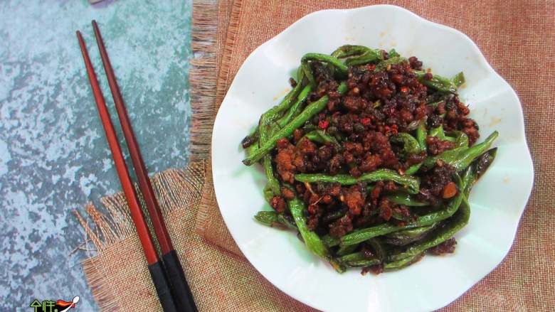 肉沫干煸豆角,这里做的就是适合我自己口味的，不敢说正宗。 其实只要做出来自己喜欢，符合家人的口味，就是成功了