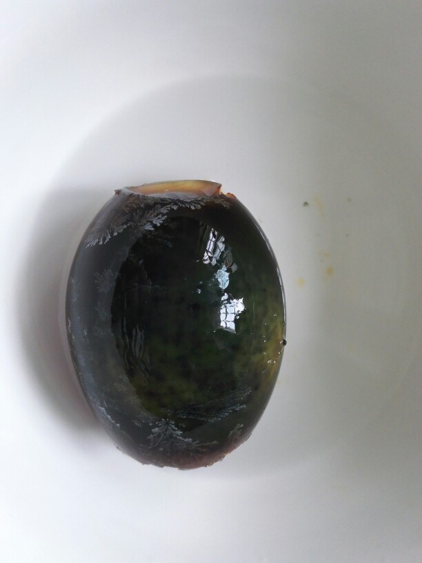 凉拌皮蛋豆腐,<a style='color:red;display:inline-block;' href='/shicai/ 14'>皮蛋</a>去壳,用热水浸泡下