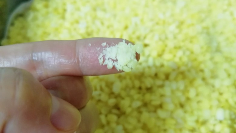 蔓越莓绿豆糕,蒸好的绿豆用手指捻一下,很容易就成粉状了,这种状态就可以了。