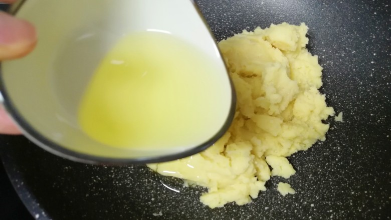 蔓越莓绿豆糕,开小火,分次加入玉米油翻炒。