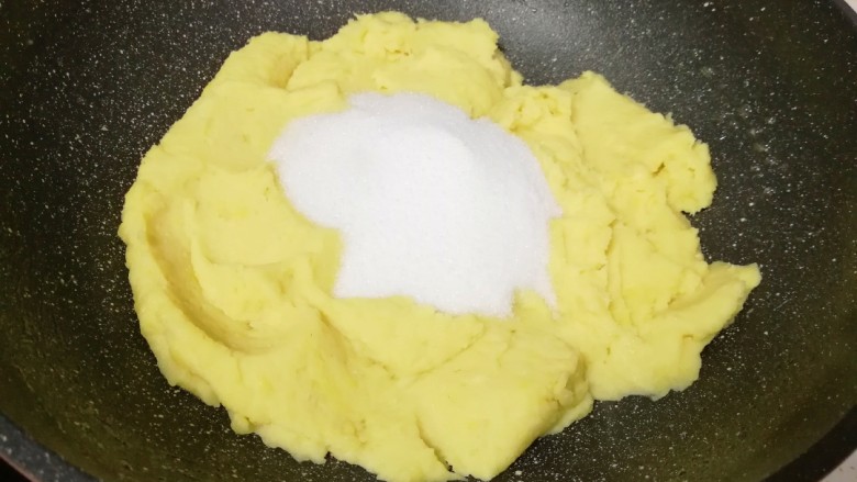 蔓越莓绿豆糕,翻炒至绿豆泥和油完全融合的时候,加入细砂糖继续翻炒。