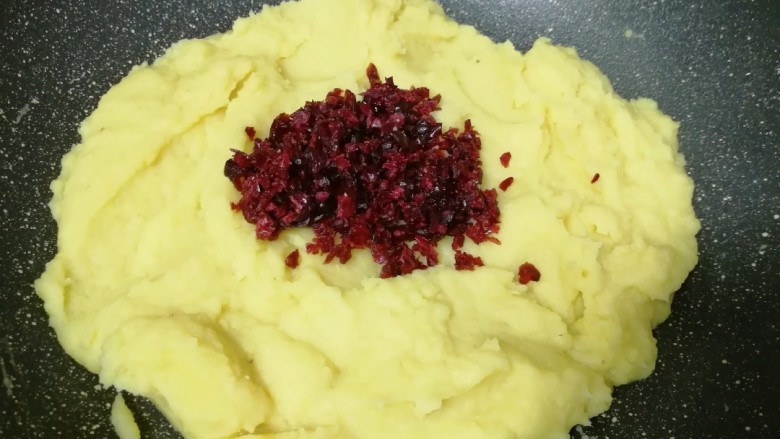 蔓越莓绿豆糕,翻炒至细砂糖完全融化,绿豆泥能抱成团的时候,加入切碎的蔓越莓干。
