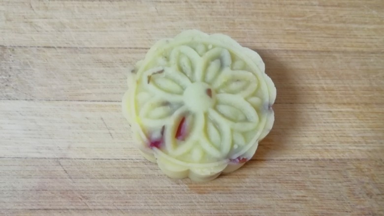 蔓越莓绿豆糕,稍微用力一下,一块蔓越莓绿豆糕就做好了。