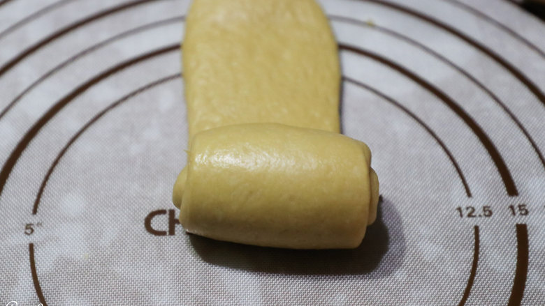 红糖吐司,平匀分成两份,每份再分成四小份,擀至长舌状,从一端卷至另一端。一份四个,整形放入吐司盒
