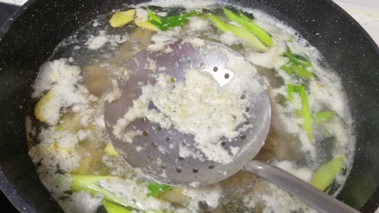 泡椒柠檬花生鸡爪,大火烧开,撇去上面的浮沫,中火煮10分钟。