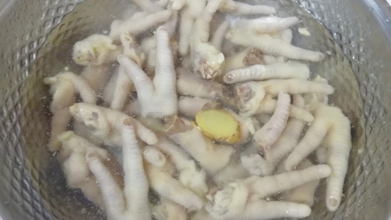 泡椒柠檬花生鸡爪,准备一盆冰水,将煮好的鸡爪放进去浸泡几分钟。