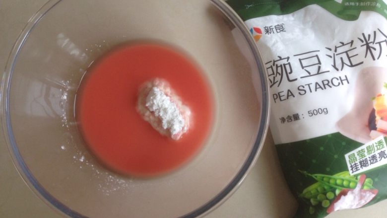 少女粉豌豆凉粉,倒入80克豌豆粉。