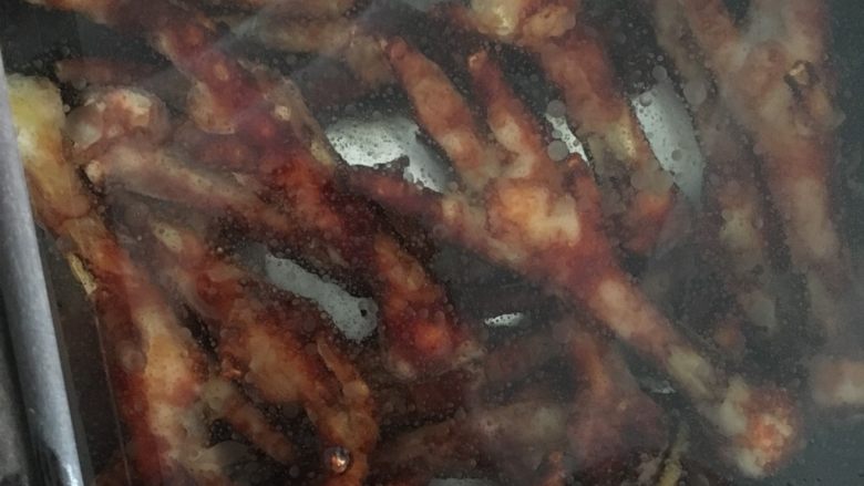 虎皮鸡爪,卤汁版本,鸡爪水煮两分钟,下油锅炸至金黄,捞出放冰水里面泡泡澡,泡1个小时,观察发胀就行