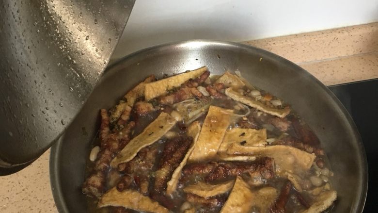 虎皮鸡爪,卤汁版本,下卤水包,卤水包可以网上买,然后抄一下,放水放冰糖辣椒生抽,焖