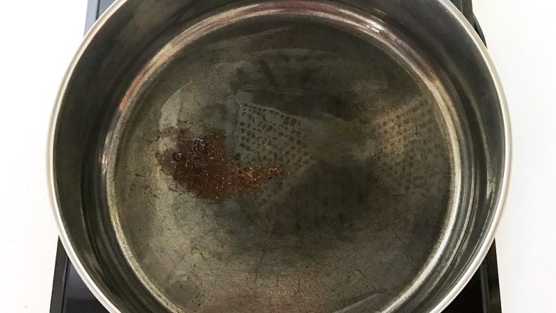 油豆腐烧肉,炒锅炒锅烧热后加入2勺大豆色拉油,油烧热后加入2克<a style='color:red;display:inline-block;' href='/shicai/ 12043'>花椒粉</a>
