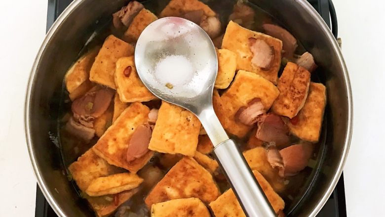 油豆腐烧肉,加入3克精盐,调匀