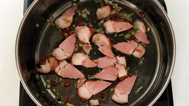 油豆腐烧肉,加入腊肉,煸炒至腊肉变色