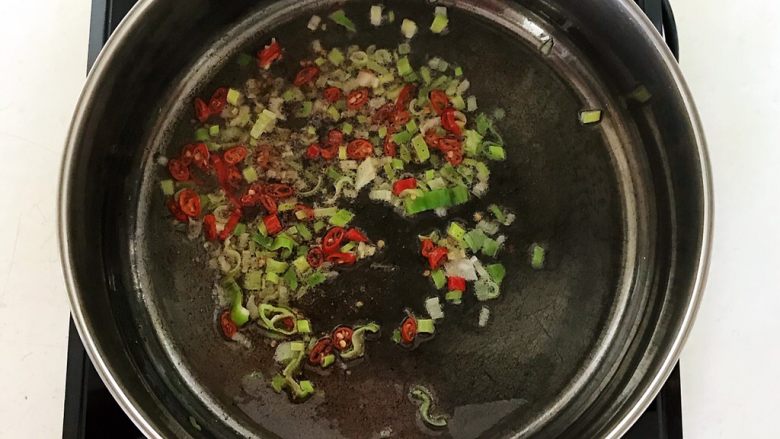 油豆腐烧肉,加入葱花和小米辣,炒出香味