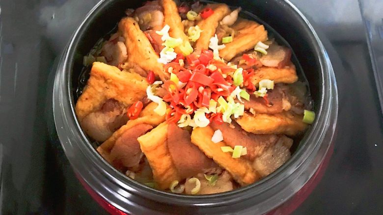 油豆腐烧肉,油豆腐烧肉做好了,撒上小米辣和葱花即可