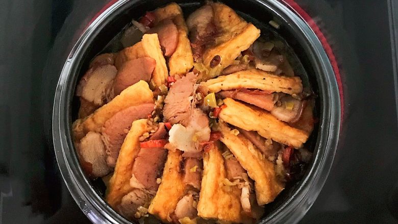 油豆腐烧肉,把砂锅放在炉具上,大火烧开后小火慢烧30分钟