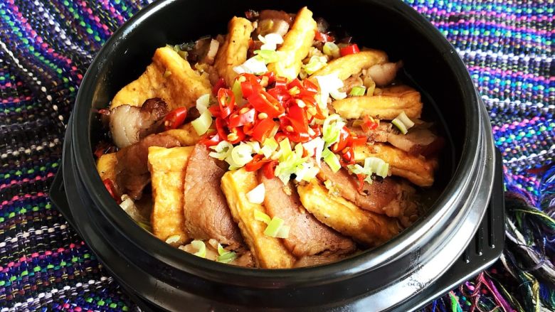 油豆腐烧肉,油豆腐烧肉鲜香微辣,口感筋道,腊味十足~