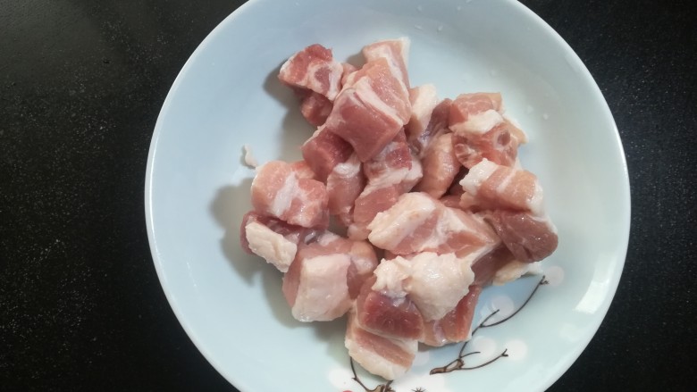 孜然烤肉串,放入碗里,根据肉的量放入两大勺烤肉料,用手抓均匀,盖保鲜膜入冰箱冷藏腌制两小时。