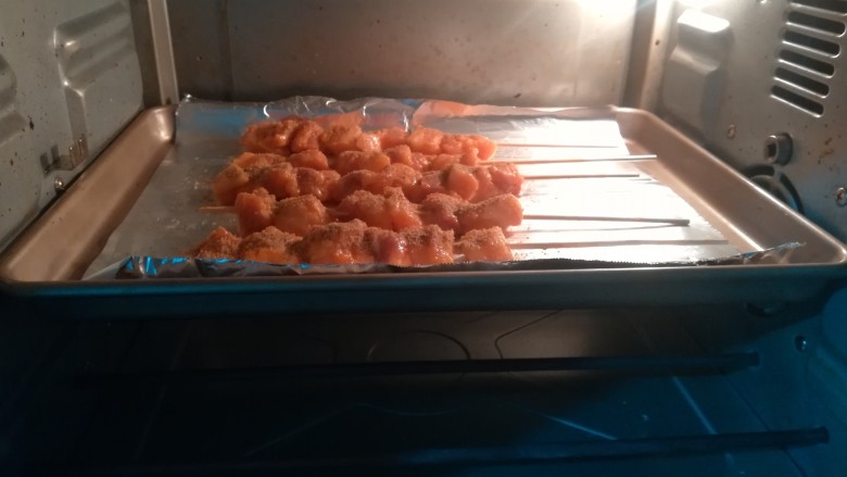 孜然烤肉串,烤箱预热好了以后,把烤盘放入烤箱,与210度上下火烤制10分钟。