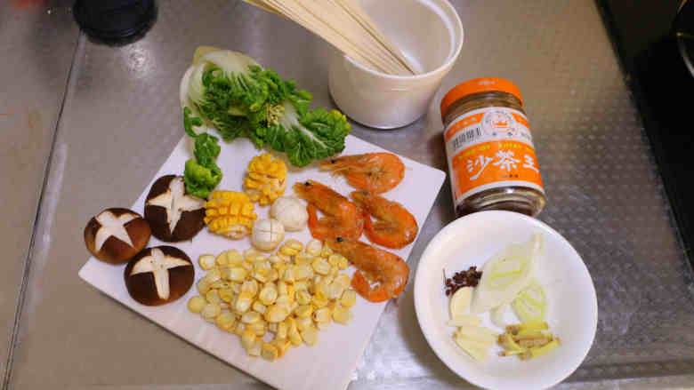 沙茶面,备齐主要食材,蔬菜洗净备用~