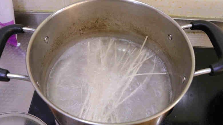 沙茶面,另起一锅烧水,水开后下面~