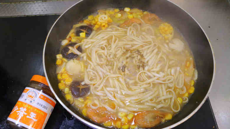 沙茶面,捞入煮至7成熟的面,搅动后盖锅焖煮2分钟~