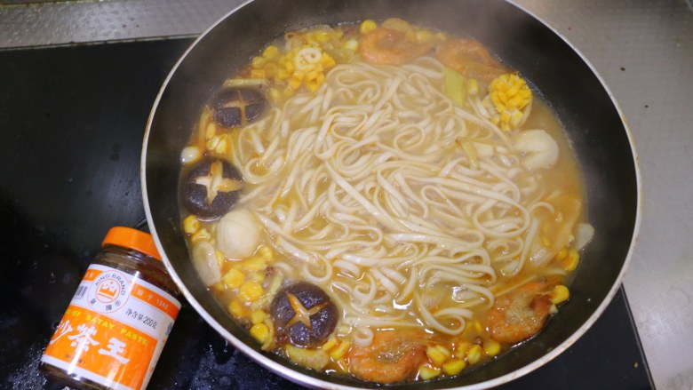 沙茶面,加入1茶勺食盐、1茶勺<a style='color:red;display:inline-block;' href='/shicai/ 720'>胡椒粉</a>,搅拌均匀~
