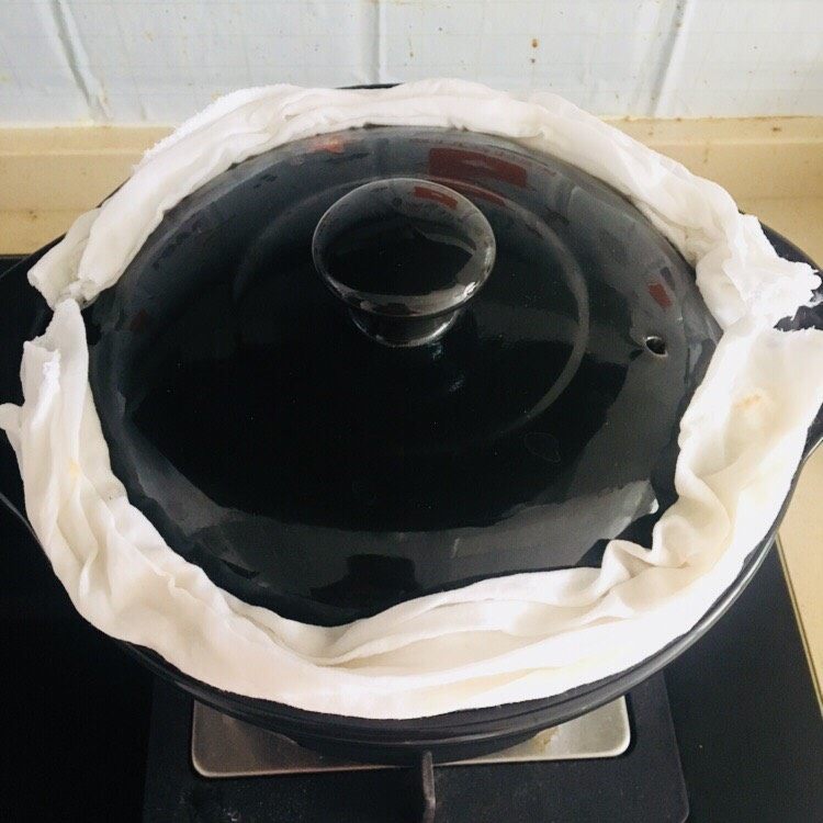 佛跳墙,盖上盖子,周边用蒸布类的东西围一圈。防止水分流失过快。