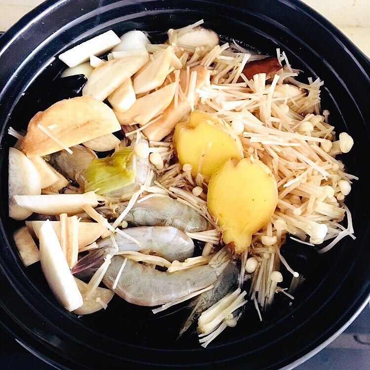 佛跳墙,鸡汤煮好备用,捞出鸡肉在砂锅垫底,放入所有提前准备好的食材(可以根据食物难熟程度依次加入),加入适量<a style='color:red;display:inline-block;' href='/shicai/ 894'>黄酒</a>(一定要用正儿八经的<a style='color:red;display:inline-block;' href='/shicai/ 894'>黄酒</a>才入味哟),小火煨至少1个小时;中间可以根据自己的口味依次加入适量盐。