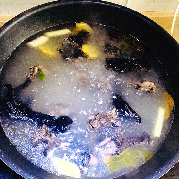 佛跳墙,热水烧开 鸡肉下锅,把准备好的葱姜蒜八角香叶肉桂一起放入,加入适量盐,煮1小时以上。