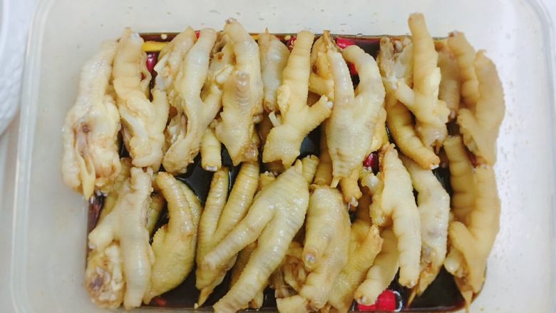 香辣柠檬鸡爪,沥干的鸡爪一个个放进配料盒里。