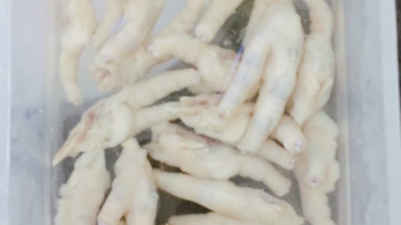 香辣柠檬鸡爪,把冰水取出,把鸡爪放进去泡着,利用冷热收缩原理可以增加鸡爪的弹性,可以再放进急冻冰箱冰一下,大概十来分钟就取出来。